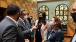 Los ediles de Vox, Julio Calvo y Carmen Rouco, conversan con varios concejales del gobierno PP-Cs