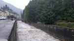 El río Aragón bajaba con fuerza este viernes a su paso por Canfranc por las intensas lluvias registradas en la zona.