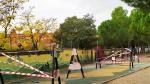 Zona infantil clausurada en el parque Padre Querbes.