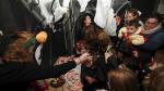 Foto de archivo de reparto de caramelos en la fiesta de Halloween en Huesca.