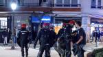 Miembros de la Ertzaintza detienen a un joven tras las protestas que se han producido esta noche en las calles de Bilbao, por las medidas impuestas ante el aumento de contagios de Coronavirus.