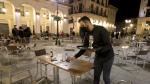 Un camarero limpia las últimas mesas para cerrar a las 20.00 en la plaza de López Allué de Huesca.