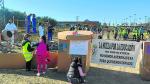 Protesta llevada a cabo por familias de La Muela en uno de los solares en los que se ha planteado construir el nuevo colegio.