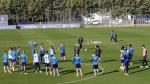 Los jugadores de la SD Huesca reciben instrucciones en el entrenamiento de este lunes.