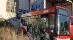 Uno de los autobuses dañados por el grafitero detenido en Huesca.