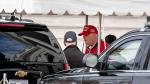 Trump sale de la Casa Blanca rumbo a su club de golf en Sterling, Virginia, este viernes, 27 de noviembre.