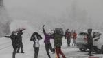 Varios turistas disfrutan de la nieve, ayer en el entorno de Biescas
