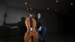 Eros Jaca, pensativo junto a su violonchelo en el Auditorio de Zaragoza, donde este miércoles tocará.