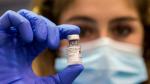 Un año después de la aparición del coronavirus SARS-CoV-2, la ciencia ha logrado producir millones de vacunas que están llegando a la población.