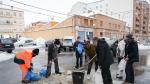 Un grupo de vecinos recoge la sal que reparte el Ayuntamiento de Teruel para prevenir la formación de hielo.