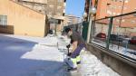 Las brigadas municipales de Huesca se siguen afanando para deshacer el hielo en calles y accesos a colegios, centros de salud, residencias...