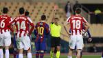Momento en el que el árbitro muestra a Messi la tarjeta roja