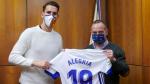 Álex Alegía posa con la camiseta del Real Zaragoza junto al presidente del club, Christian Lapetra