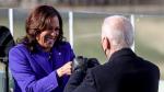 Kamalla Harris chocando sus puños con Joe Biden en la ceremonia de investidura
