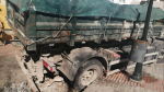 Un camión de grandes dimensiones causa daños en la acera de la plaza del Rosario del Arrabal.
