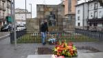 Julián del Castillo, el concejal de Cultura de Graus, ha depositado ante el monumento a Costa una sencilla ofrenda floral como homenaje.