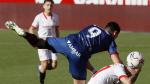 Rafa Mir salta sobre un jugador del Sevilla, en el partido del sábado.