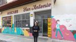 Leire Rial en el mercado San Antonio, donde ya luce una obra de la artista Vera Galindo