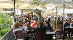 Una terraza repleta de turistas este sábado en Alquézar.