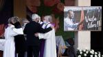 Los padres del periodista David Beriáin reciben el pésame de los sacerdotes que han oficiado este sábado el funeral en su memoria.