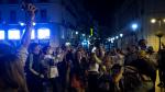 Jóvenes celebrando en el centro de Madrid el final del estado de alarma