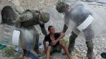 Dos soldados españoles atienden a un adolescente en una playa de Ceuta