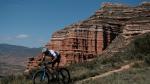 El ciclista de montaña Tomi Misser rueda por el entorno de la sierra de Armantes.