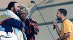 Pavarotti, Celia Cruz y Pau Donés, en los ensayos previos al concierto, en 2001.