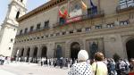 Minuto de silencio contra la violencia de género celebrado este lunes a las puertas del Ayuntamiento de Zaragoza
