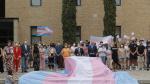 Autoridades aragonesas firman una bandera LGTBI en la Aljafería