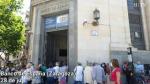Largas filas a las puertas del Banco de España de Zaragoza para cambiar pesetas
