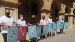 Alcaldes y organizadores de la XXXVI edición del Festival de los Castillos muestran en la plaza de San Juan los carteles con las actuaciones en cada localidad.