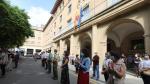 Imagen de la concentración que ha tenido lugar este jueves en Huesca para condenar el asesinato de Hazna A.