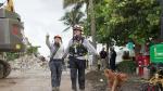 Bomberos de Miami y un perro de búsqueda, junto al edificio derrumbado