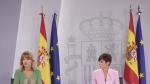Pilar Alegría junto a la nueva portavoz del Gobierno, Isabel Rodríguez, en la rueda de prensa del Consejo de Ministros