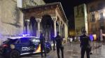 Agentes de la Policía Nacional a las puertas de la catedral de Jaca la noche del sábado al domingo.