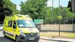 Una ambulancia, ayer por la mañana, en el acceso de Urgencias del hospital Royo Villanova.
