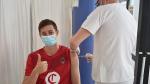 Aleix Font, jugador del Casademont, se vacuna contra la covid-19.