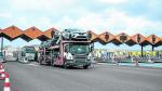 Camiones cruzan el área de peaje de Pina de Ebro, el más grande de la AP-2 en Aragón.
