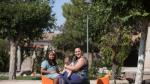 Romina Asenova y su hija Sveti en el parque municipal