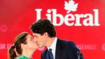 Justin Trudeau celebra su victoria junto a su mujer, Sophie.