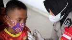 Un niño se vacuna en Indonesia.