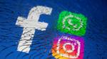 Logos de Whatsapp, Facebook e Instagram en una pantalla rota