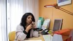 Procedente del mundo empresarial, Mayte Ballesteros atiende el Teléfono de Esperanza de Aragón como voluntaria, desde hace cuatro años