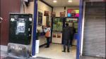 En las imágenes, grabadas por una pasajera, se puede ver cómo el conductor de un autobús urbano de Zaragoza vuelve a subir al vehículo tras realizar una gestión en la administración de lotería.