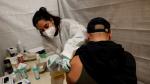 Una enfermera vacuna de la covid a un hombre en Berlín