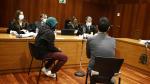 El acusado, junto al traductor, durante la primera sesión del juicio en la Audiencia de Zaragoza.