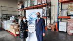 El director provincial de Ibercaja en Huesca, Jesús Beamonte, entrega la donación a la presidenta del Banco de Alimentos de Huesca, Julia Lera