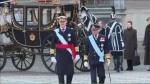 Los reyes de Suecia han dado la bienvenida a los reyes de España en el Palacio Real de Estocolmo. Han legado en carruaje al patio dónde han saludado a las autoridades