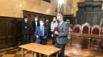 El alcalde de Huesca, Luis Felipe, y el rector de la Universidad de Zaragoza, José Antonio Mayoral, tras la firma del convenio.